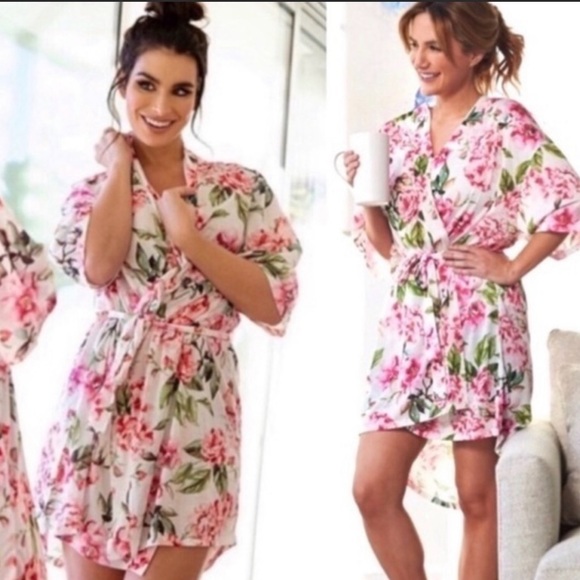 Show Me Your MuMu Robe Brie Pink and White Floral Design - Picture 4 of 12